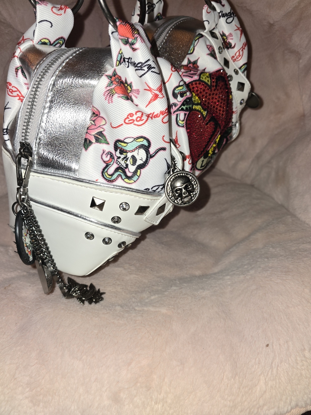 Ed Hardy White Shoulder Bag with Red Heart Motif and Studs - Picture 2 of 6